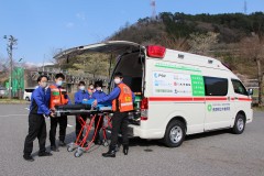 県立木曽DMAT救急車納車、DMAT救急車とDMAT隊員ストレッチャーの確認をする