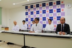 松本市立病院の経営改善について記者会見した病院幹部
