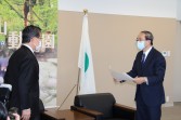 和田院長が要望を読み上げ加藤市長に提出