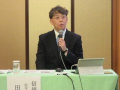 高野豆腐の有効性について会見する田中教授