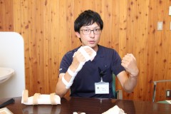 あづみ病院・装具について説明する村井氏②