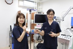相澤涙道外来・相馬耳鼻いんこう科医（右）と水口眼科医