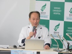 咳外来について説明する信大の花岡先生