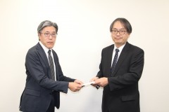 安曇野日赤・朝倉執行役員（右）から義援金を受け取る木下院長IMG_4090